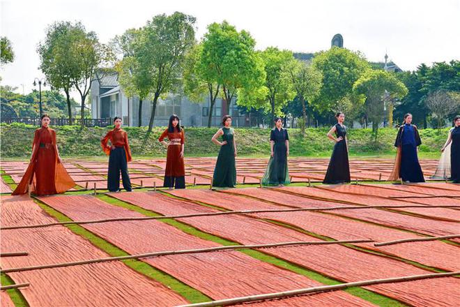 紡紗繅絲,染整香云紗,佛山西樵民樂小學(xué)千名學(xué)生走進(jìn)漁耕園研學(xué)